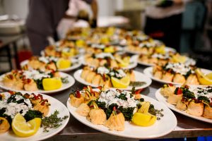 Zdrowy catering dla firm – jak zadbać o pracowników poprzez jedzenie