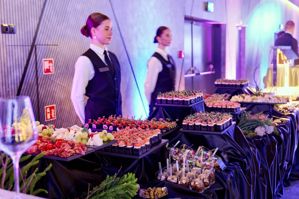Официантки VIP Events у фуршетного стола
